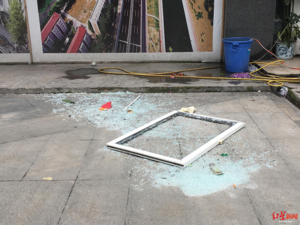二樓窗戶被震到樓下，玻璃碎了一地